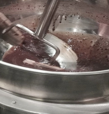 Machine voor het maken van industriële saus met een meerdere roermachine en gasverwarming